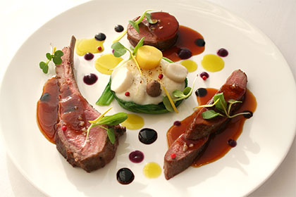 島根県美郷町 山くじら 仔イノシシのロースト 彩々いも類のゆり根グラタン添え そのジュのソース和え