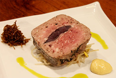 イノシシモモ肉と赤い林檎のテリーヌ 大鰐温泉もやしのピクルス添え