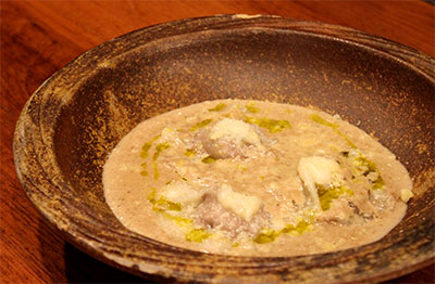 イノシシモモ肉のラビオリ ブルーチーズとキノコのクリームソース