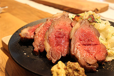 イノシシロースのローストとシュークルート